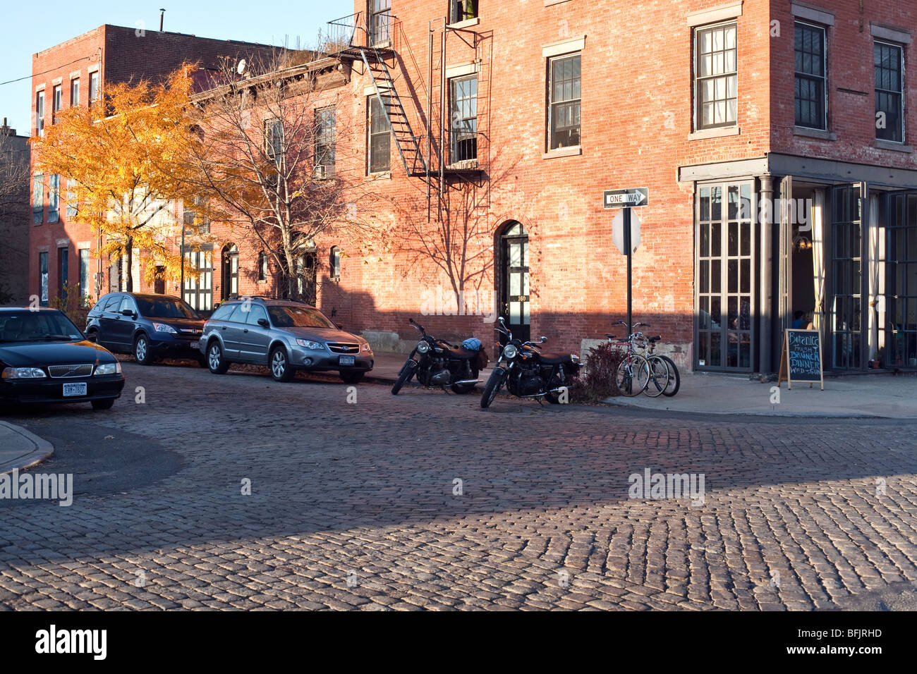 In ciottoli di intersezione & Charming restored palazzi in mattoni rossi con angolo bistro in una tranquilla area gentrified di Red Hook NY Foto Stock