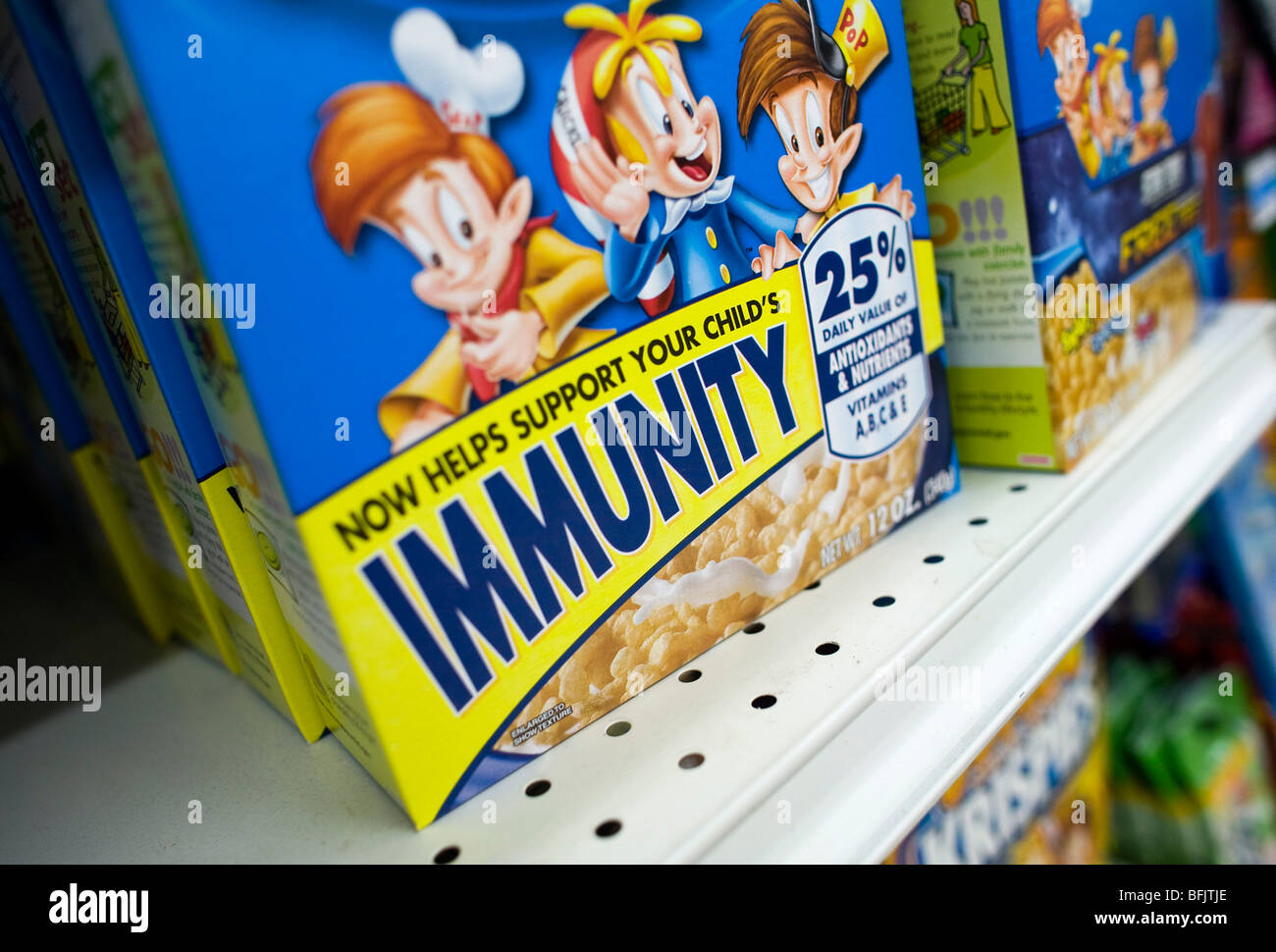 3 novembre 2009 – Frederick, Maryland – UN Kellogg’s Rice Krispies tratta la scatola dei cereali con l’etichettatura che sostiene che i cereali aiutano a rafforzare il sistema immunitario dei bambini. La controversa affermazione si trova tra le preoccupazioni sul virus influenzale H1N1 e i suoi effetti sui bambini. Foto Stock