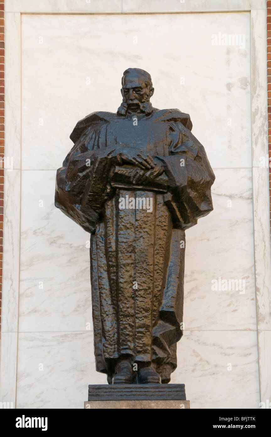 La scultura a Baltimora Daniel Coit Gilman da Sidney Waugh 1956 Shriver Hall il JHU campus Foto Stock