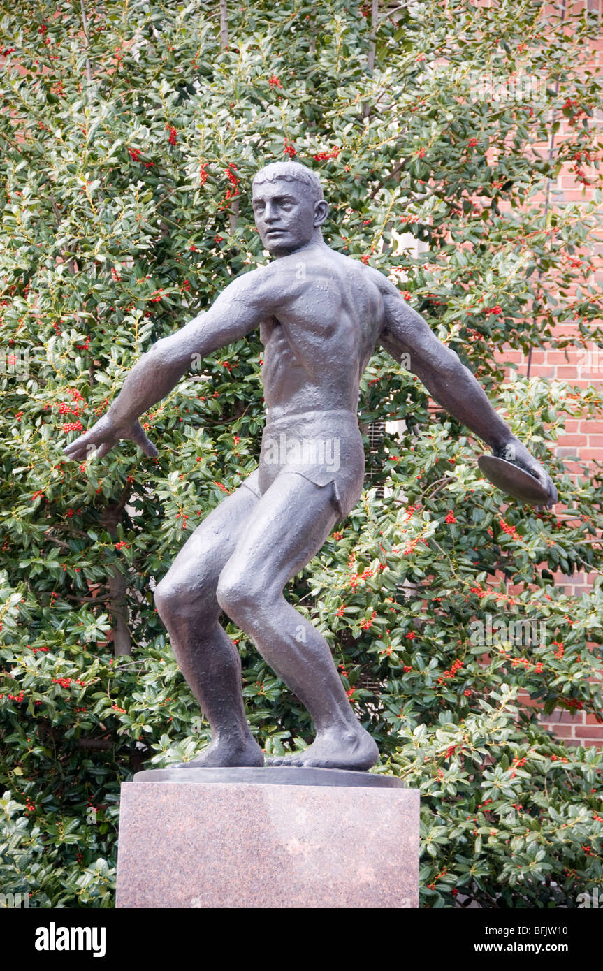 La scultura a Baltimora Discus Thrower da Joe Brown 1964 Centro Atletico Foto Stock