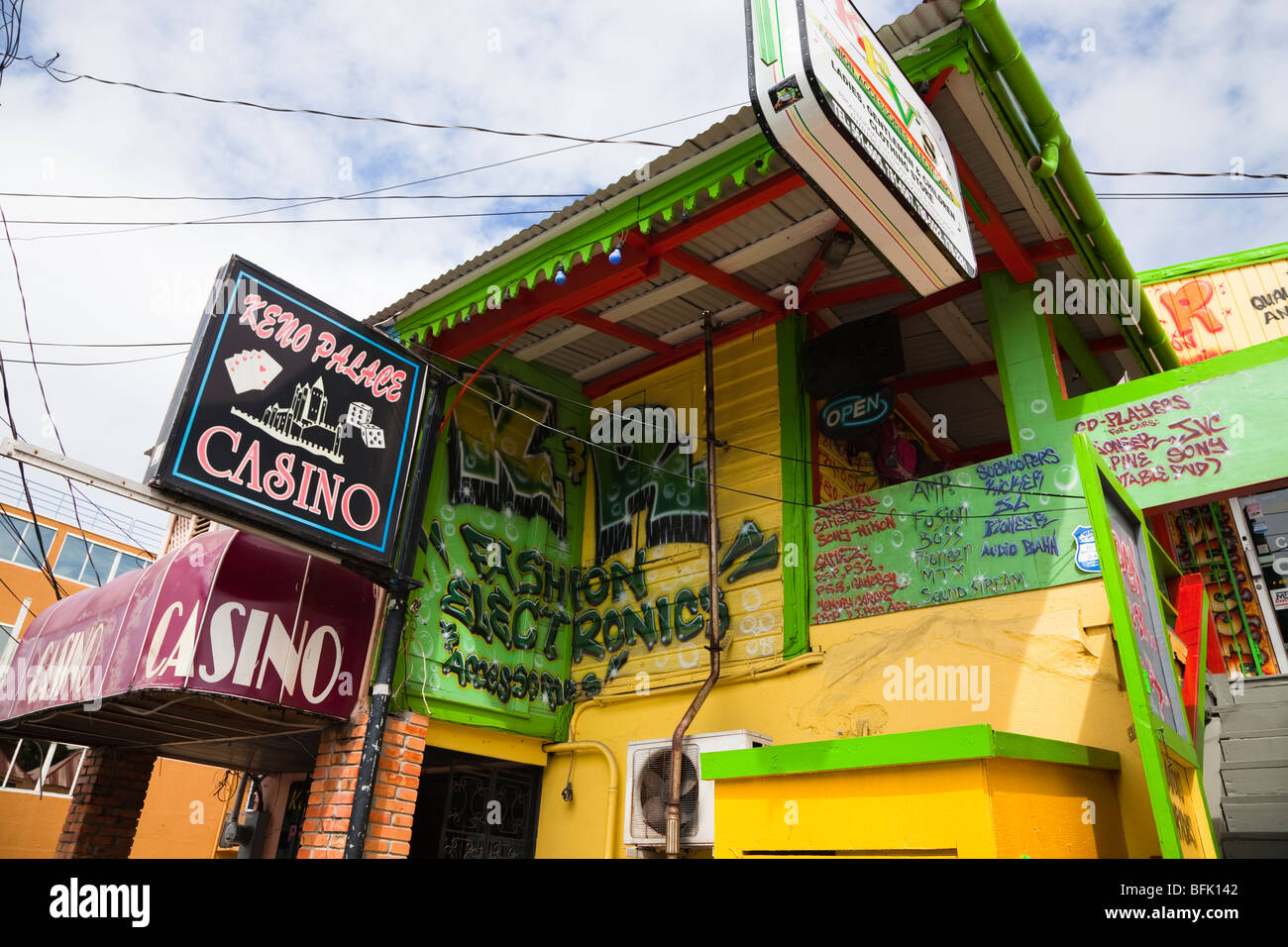 Shop e casino esterno, St Johns, Antigua, West Indies Foto Stock