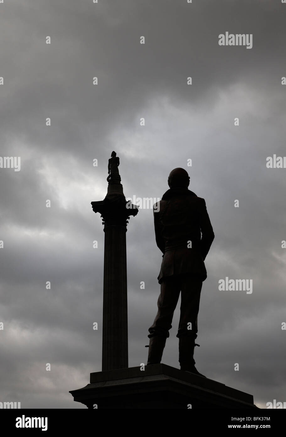 Viste di una statua di sir Keith Park in Trafalgar Square Foto Stock