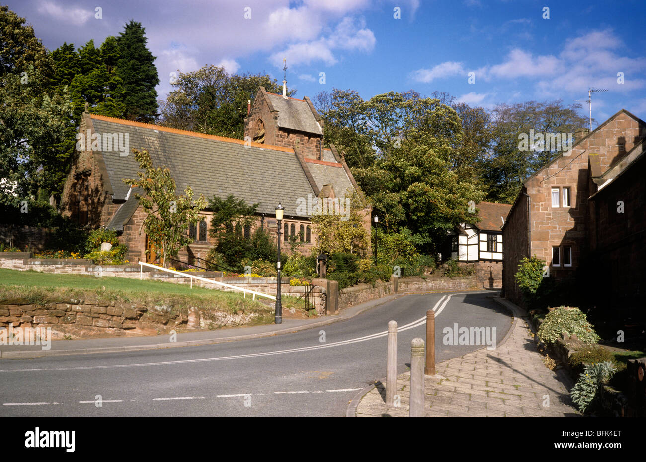 Regno Unito, Inghilterra, Wirral, Caldy villaggio chiesa della risurrezione e di tutti i Santi Foto Stock