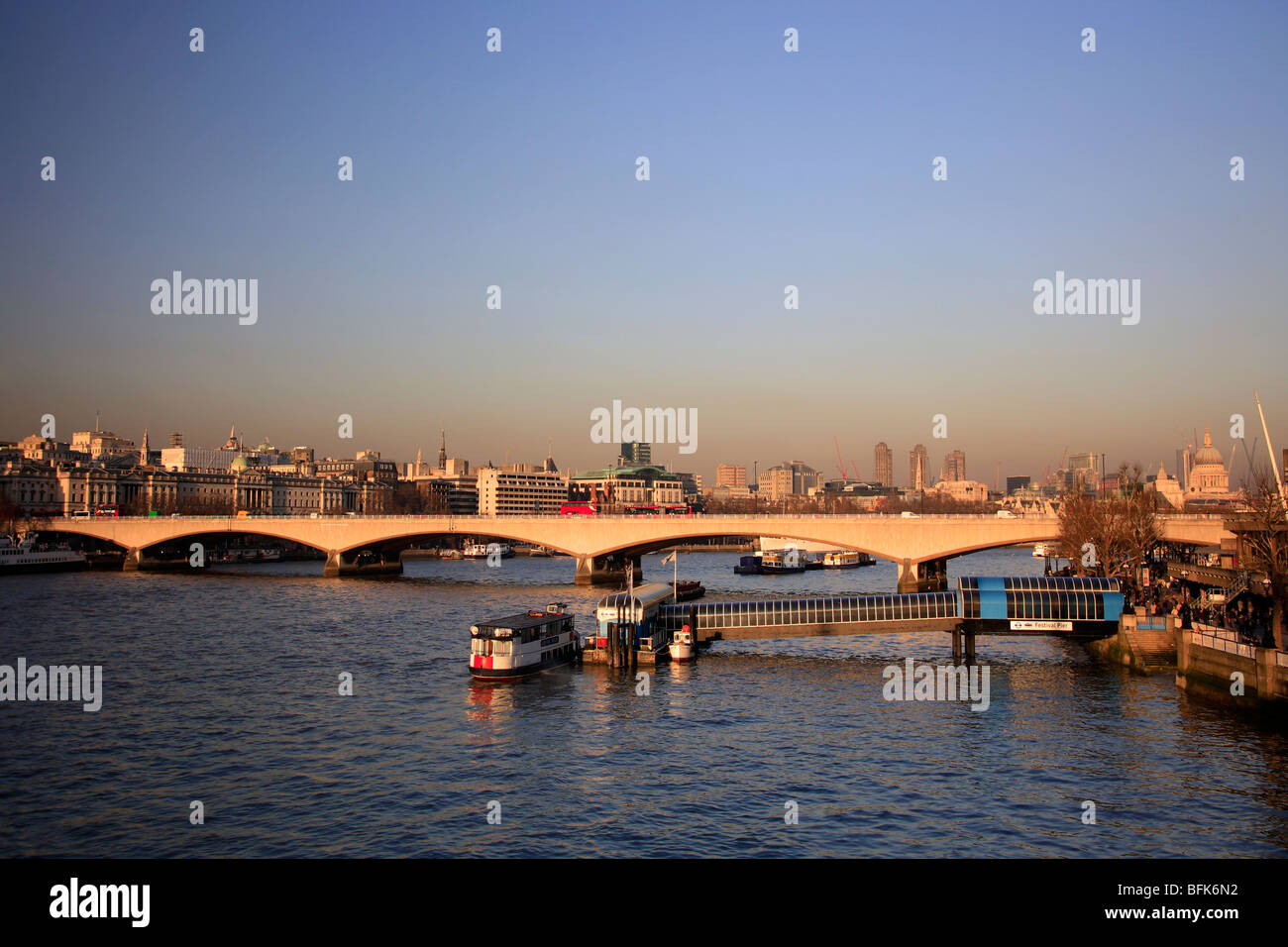 Waterloo Bridge Sud argine fiume Tamigi London City Inghilterra REGNO UNITO Foto Stock