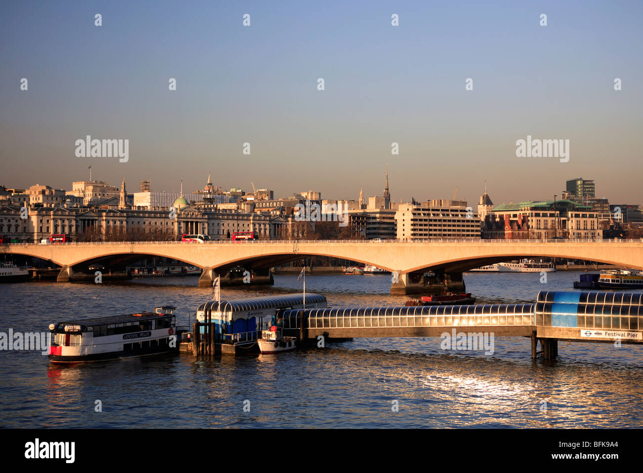 Waterloo Bridge Sud argine fiume Tamigi London City Inghilterra REGNO UNITO Foto Stock