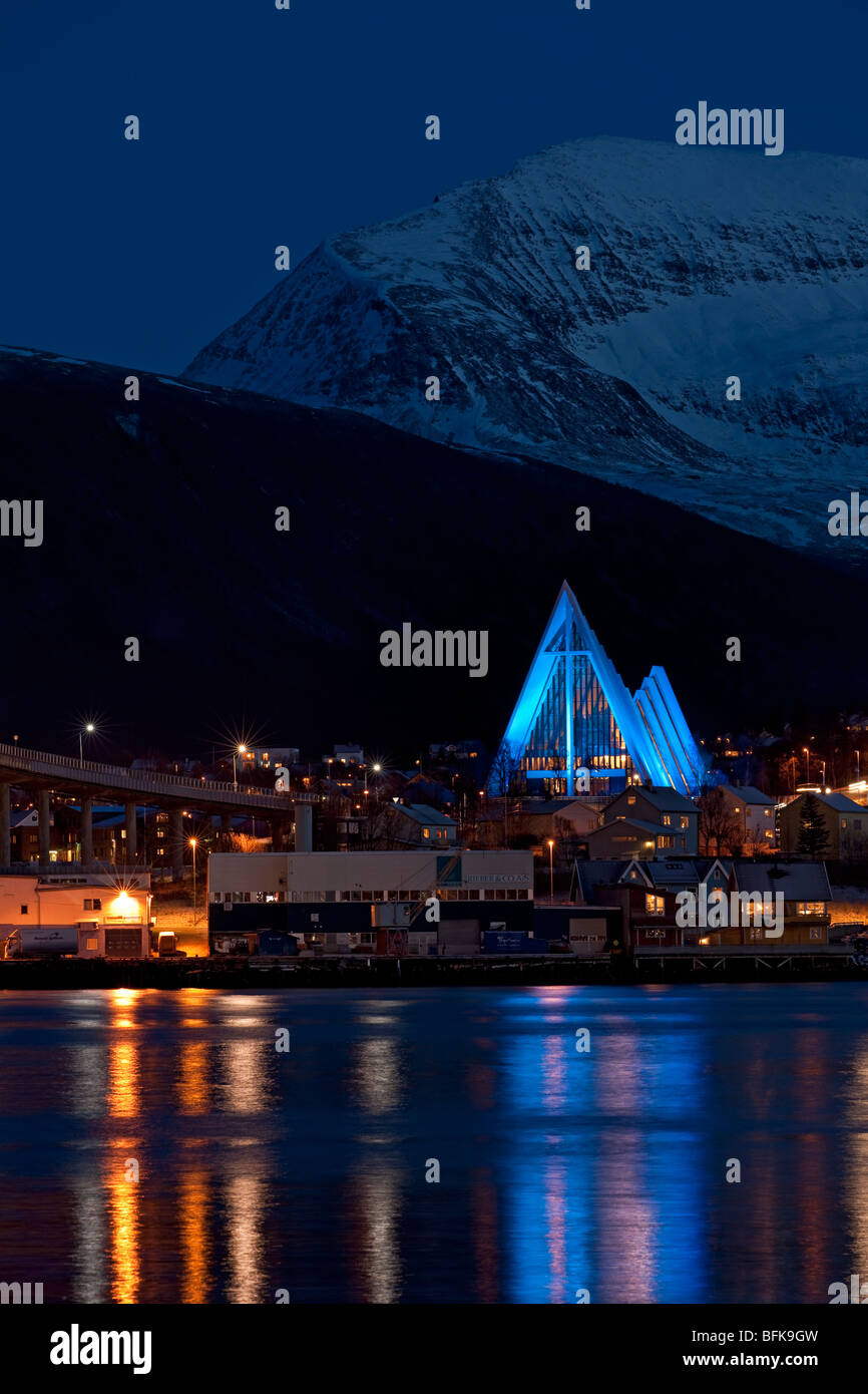 La luce blu sulla Cattedrale Artica in Tromso, Norvegia settentrionale Foto Stock