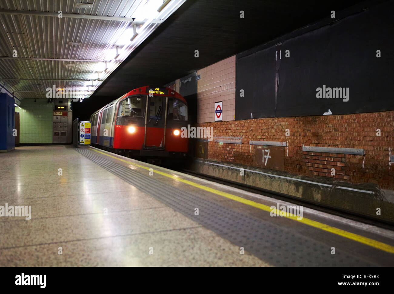 Un metro di Londra il tubo entra in una stazione Foto Stock