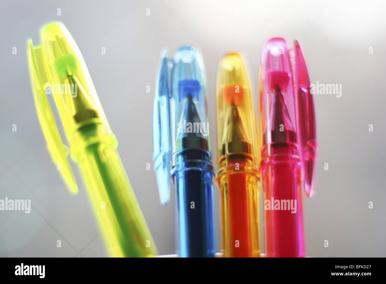 Le penne colorate vicino su sfondo bianco Foto Stock