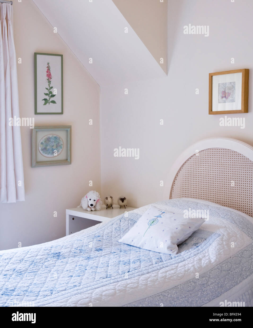 Un angolo di una luminosa e ariosa e moderna guest camera da letto con letto singolo Foto Stock