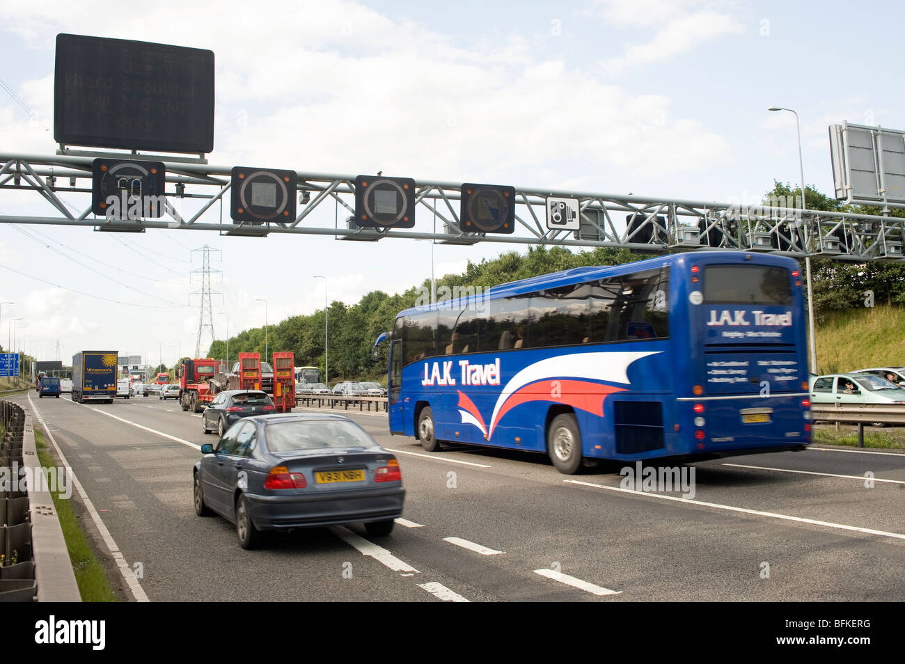 Velocità variabile sezione limite della M42 che mostra il traffico utilizzando il disco dello spallamento nel tentativo di ridurre il traffico nelle ore di punta. Foto Stock