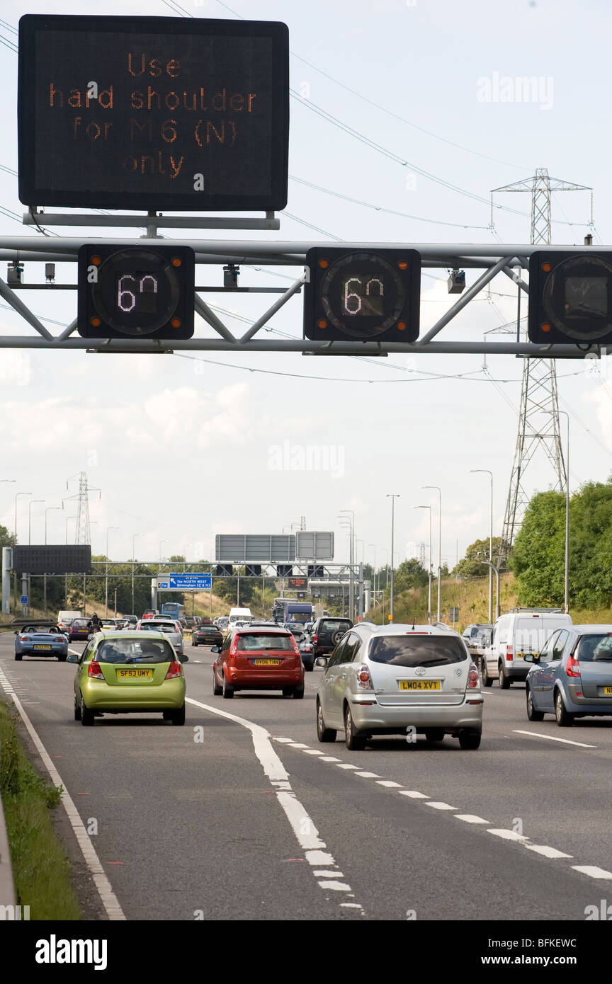 Velocità variabile sezione limite della M42 che mostra il traffico utilizzando il disco dello spallamento nel tentativo di ridurre il traffico nelle ore di punta. Foto Stock