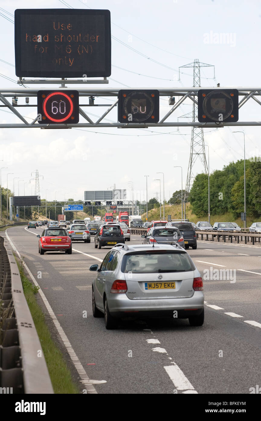 Velocità variabile sezione limite della M42 che mostra il traffico utilizzando il disco dello spallamento nel tentativo di ridurre il traffico nelle ore di punta. Foto Stock
