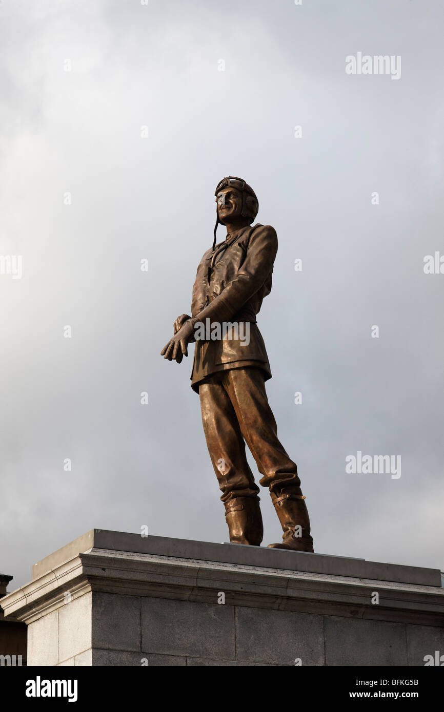 Viste di una statua di sir Keith Park in Trafalgar Square Foto Stock
