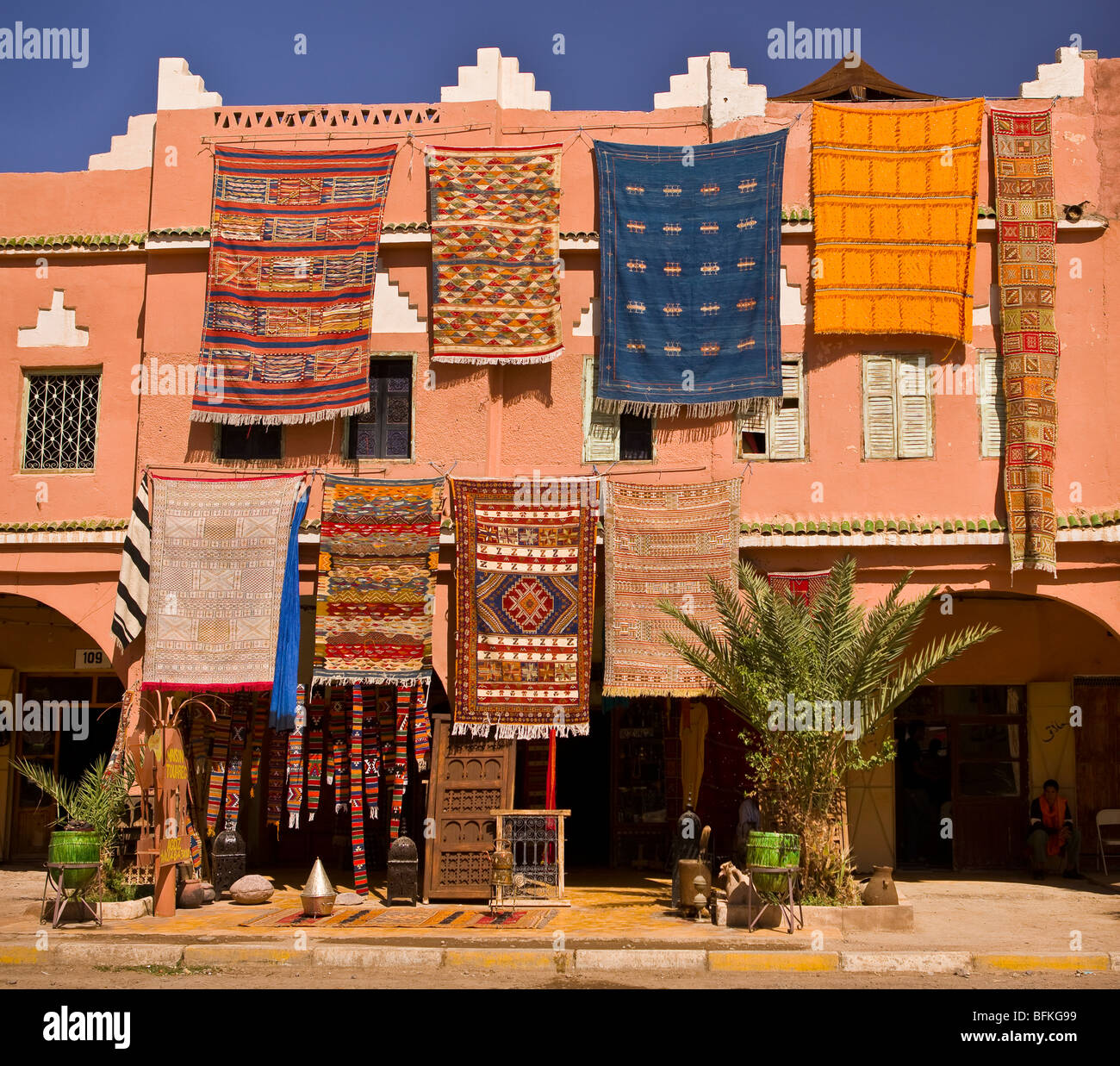 AGDZ, Marocco - negozio di tappeti nella città di Agdz, nella Valle del Draa. Foto Stock