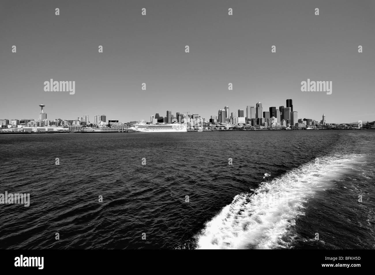Il centro cittadino di Seattle da un traghetto Foto Stock