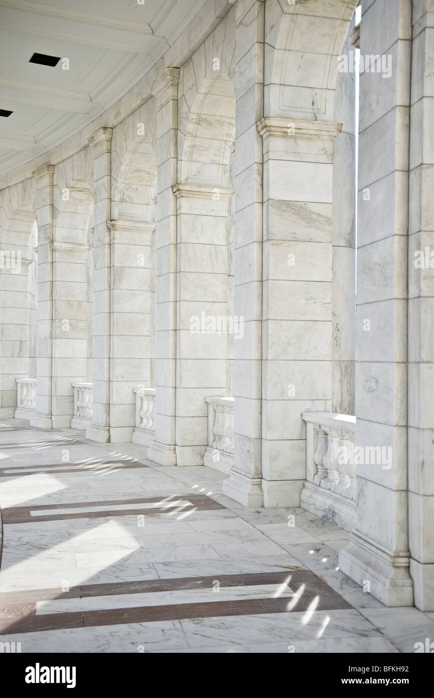Le colonne in marmo presso il Memorial anfiteatro presso il Cimitero Nazionale di Arlington, Washington DC, Stati Uniti d'America Foto Stock