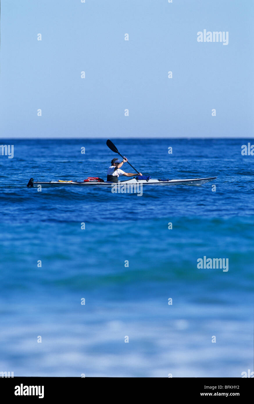 L'uomo kayak di mare. Foto Stock