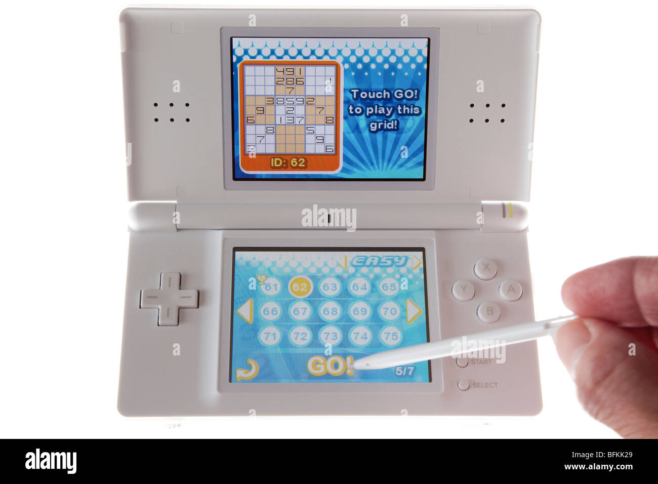 Nintendo DS hand-held console di gioco con la mano che tiene la ...