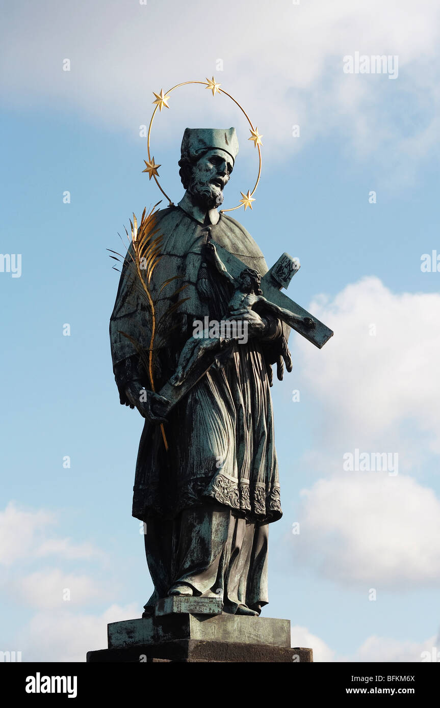 La scultura sul Ponte Carlo a Praga - San Giovanni di Nepomuk Foto Stock