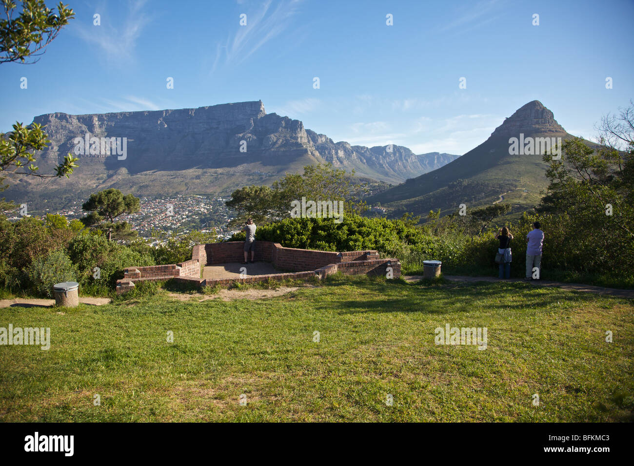 La Montagna della Tavola da Signal Hill, mostrando Lions Head sulla destra. Cape Town, Sud Africa. Foto Stock