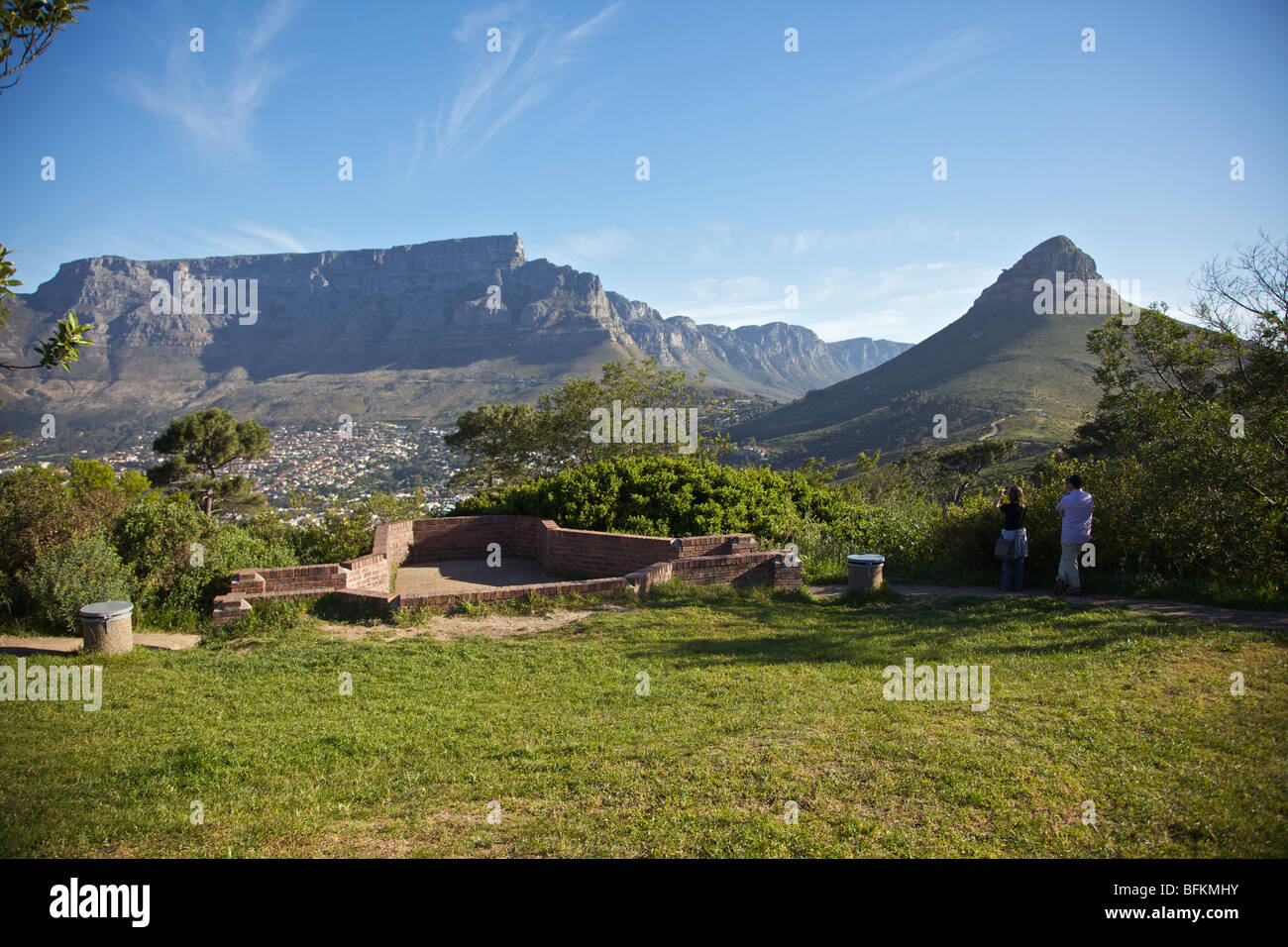 La Montagna della Tavola da Signal Hill, mostrando Devil's Peak sulla sinistra. Cape Town, Sud Africa. Foto Stock