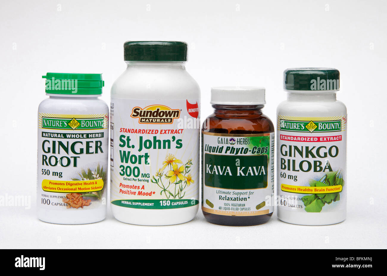 I supplementi a base di erbe in bottiglie: radice di zenzero, iperico, Kava Kava, & Gingko Biloba. Foto Stock