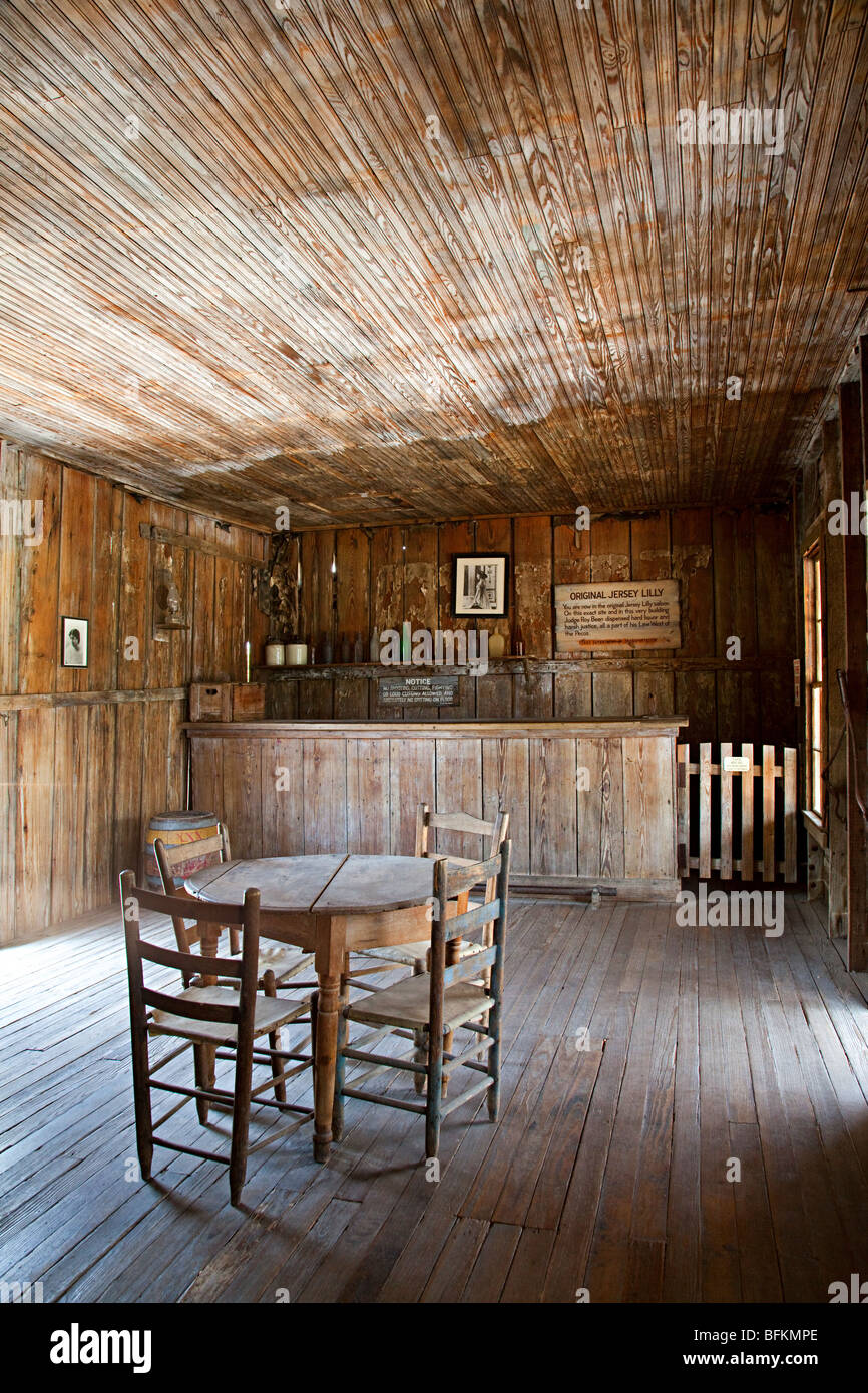 L'interno del giudice Roy Bean's Jersey Lilly saloon Langtry Texas USA Foto Stock