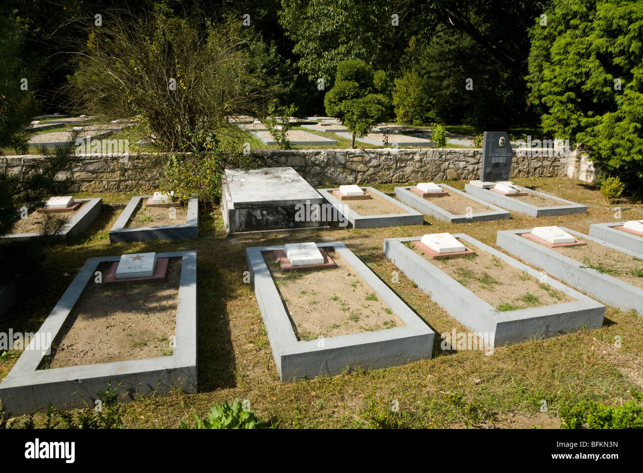 La guerra tombe di soldati sovietici in un russo Guerra Mondiale 2 / WW2 cimitero della città polacca di Kedzierzyn-Kozle. La Polonia. Foto Stock