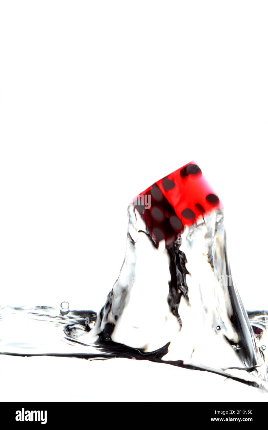 Dadi rossi diving acqua splash fortuna Foto Stock