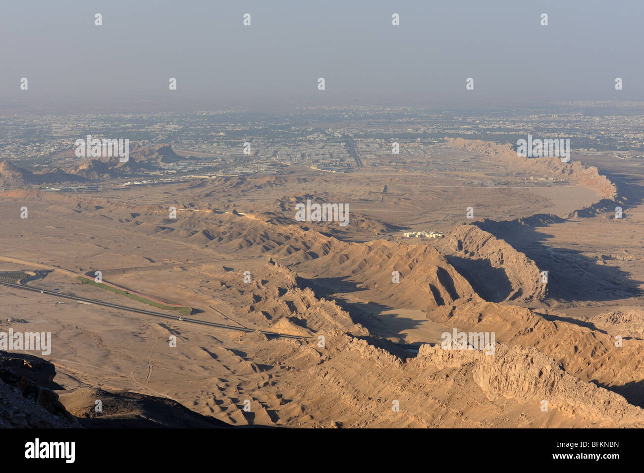 Vista dalla Jebel Hafeet montagna creste di sabbia nel deserto vicino Al Ain oasis, EMIRATI ARABI UNITI Foto Stock