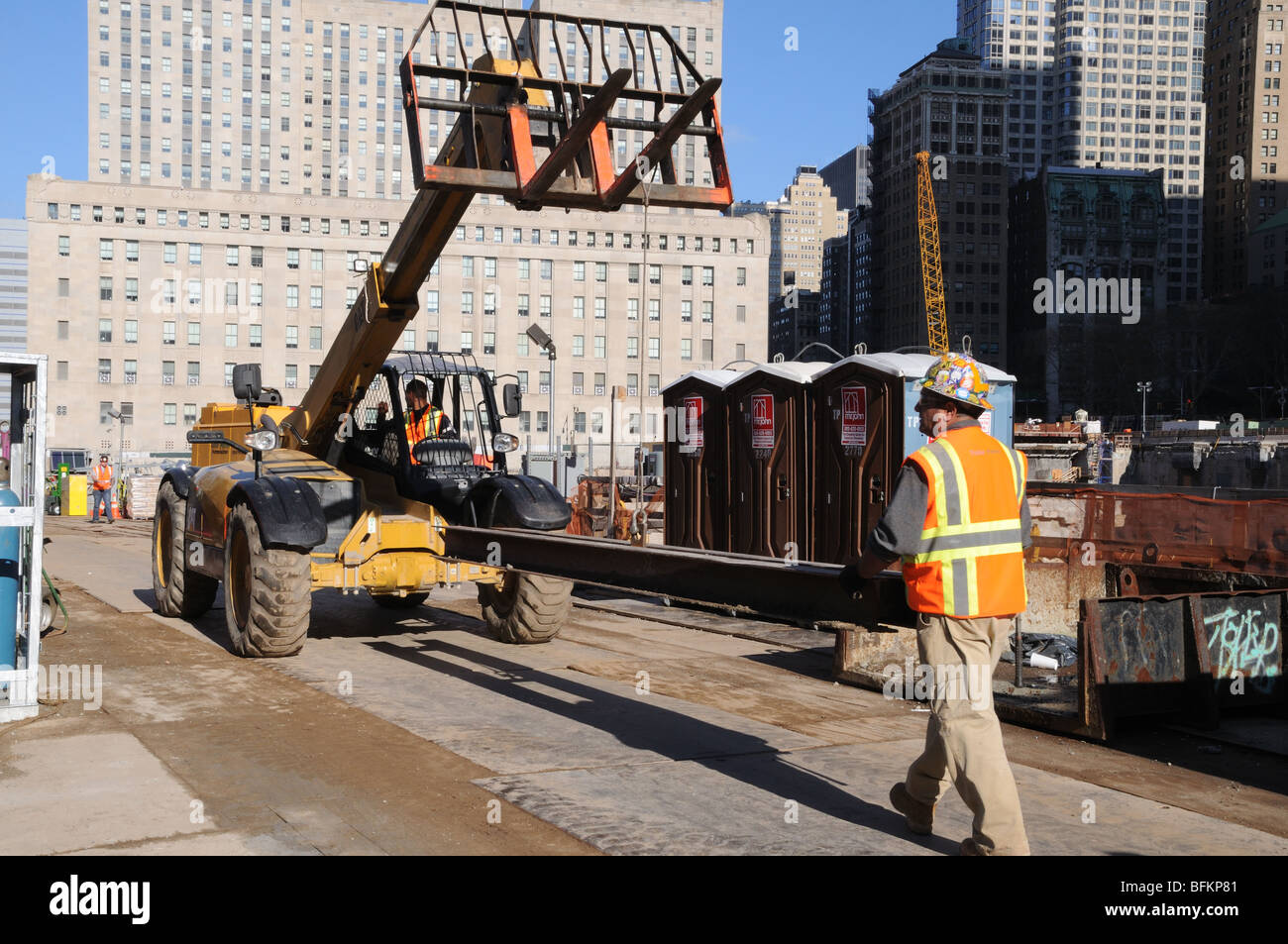 Il trasporto dei lavoratori una trave in acciaio attraverso il World Trade Center sito in costruzione nella parte inferiore di Manhattan. Foto Stock