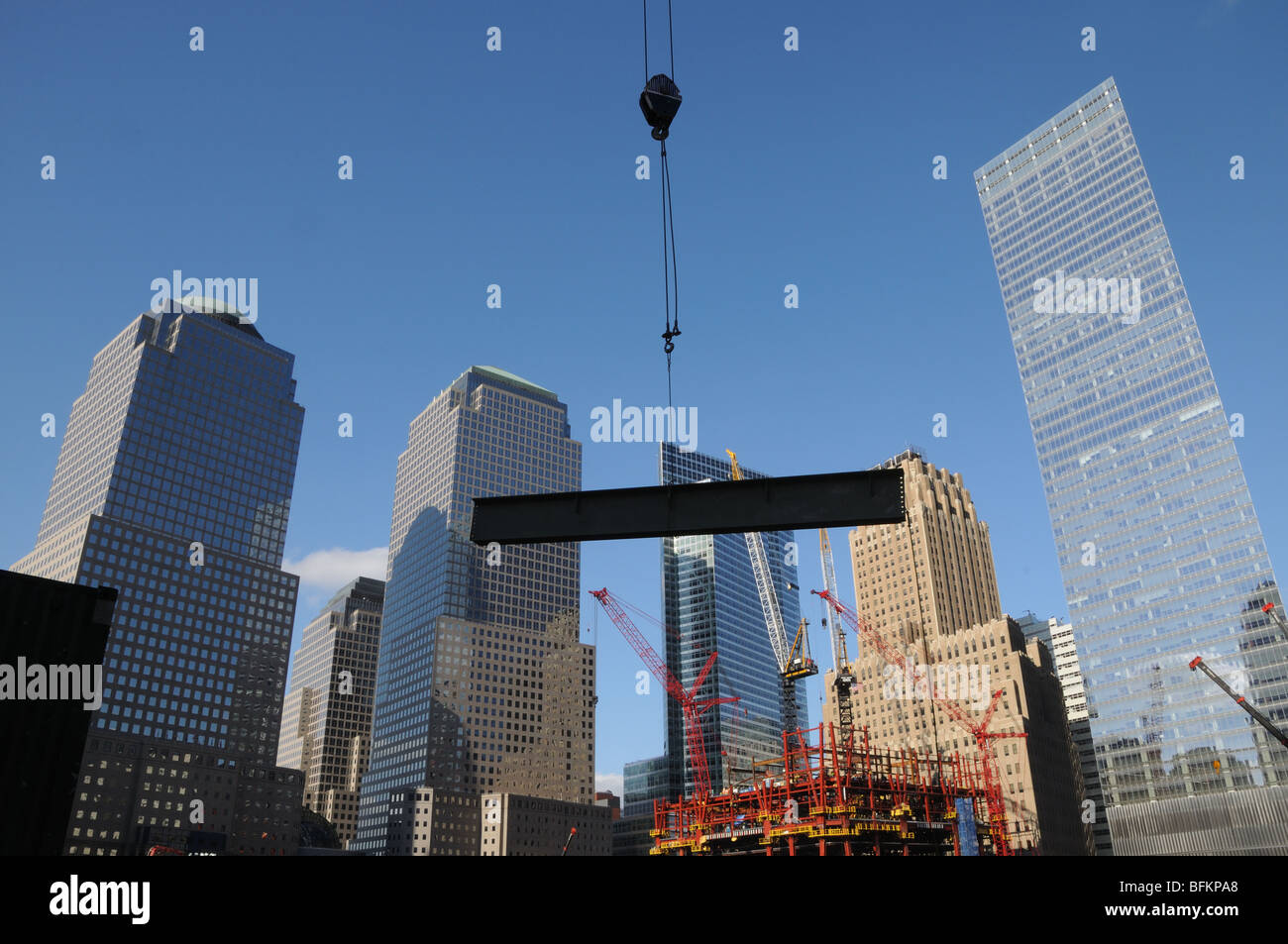 Una trave in acciaio essendo issata in posizione presso il World Trade Centre in un cantiere in Lower Manhattan. Foto Stock