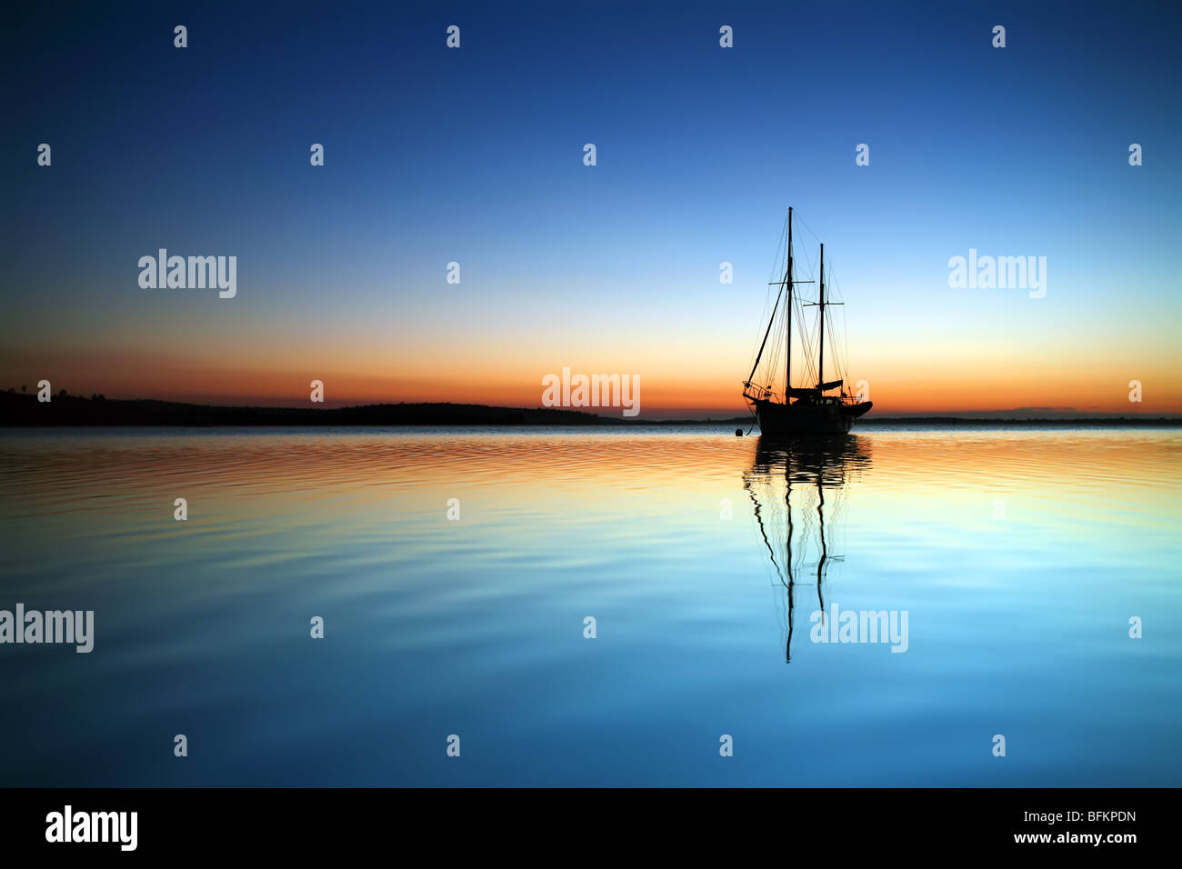 A BHZ a profilarsi yacht si trova ad ancorare nella baia di Saint Helen's Tasmania Australia Foto Stock