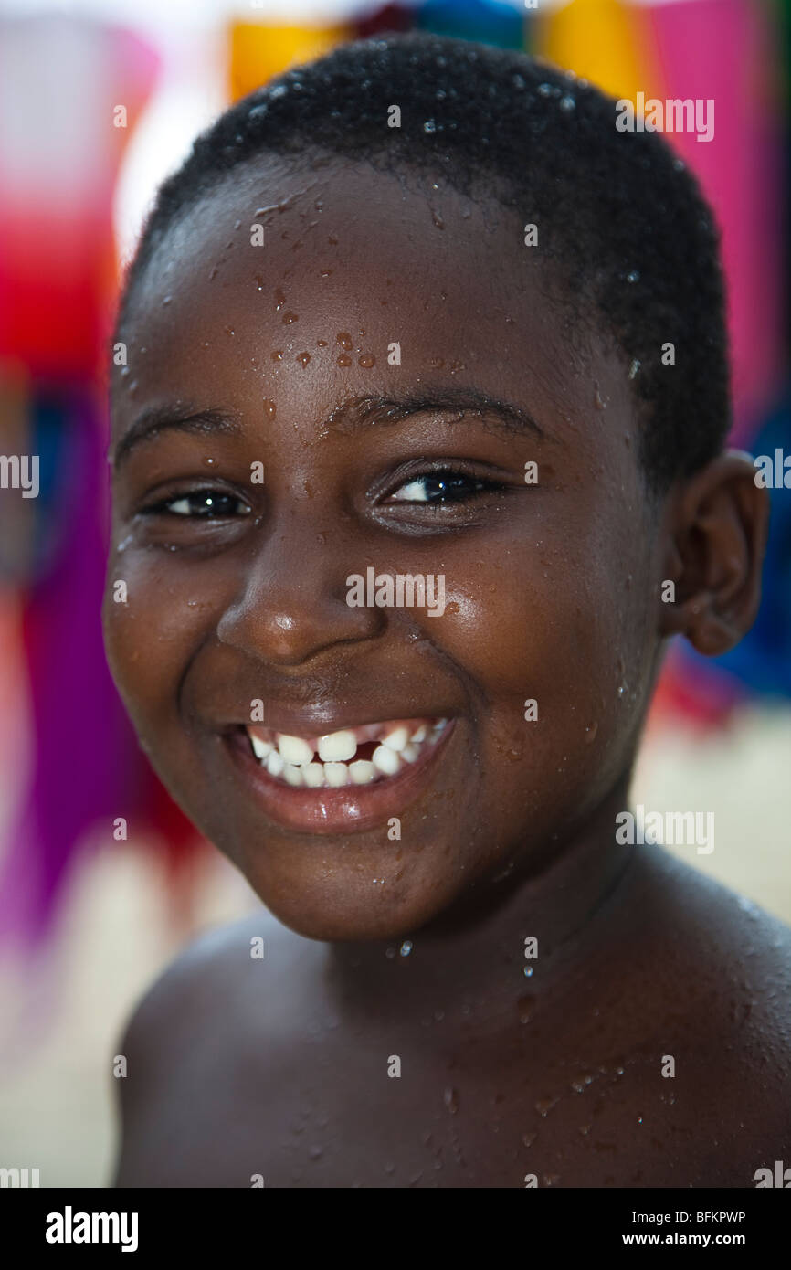 Nero sorridente giovane ragazzo da Antigua West Indies, dei Caraibi Foto Stock