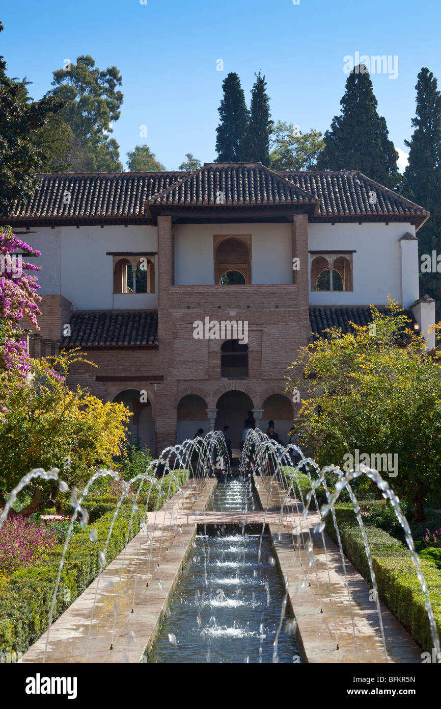 Patio de la Acequia (corsi d'acqua), i giardini Generalife, Alhambra Palace, Granada, Spagna Foto Stock