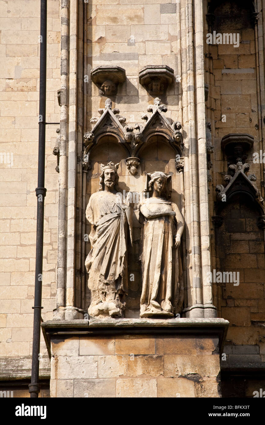 Statue di Edoardo I e di Eleonora di Castiglia all'estremità orientale dell'esterno della parete sud della Cattedrale di Lincoln. Foto Stock