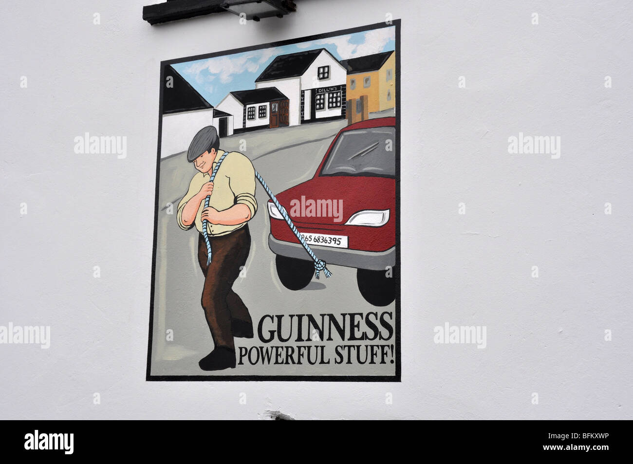 Un dipinto a mano firmare la promozione di Guinness sul timpano di un paese bub in Irlanda rurale Foto Stock