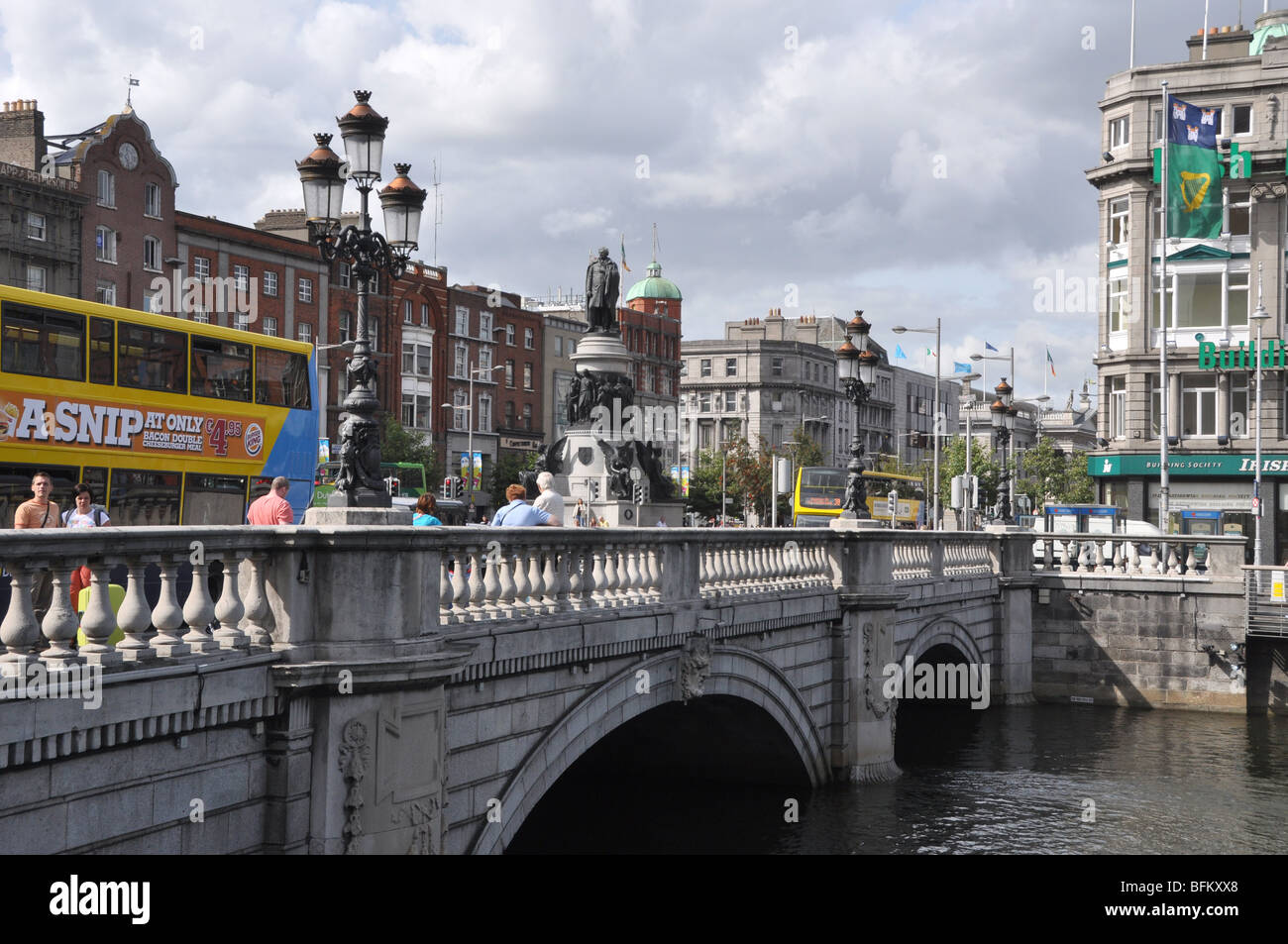 O'Connell Bridge Dublino Irlanda con Daniel O'Connell monumento al centro Foto Stock