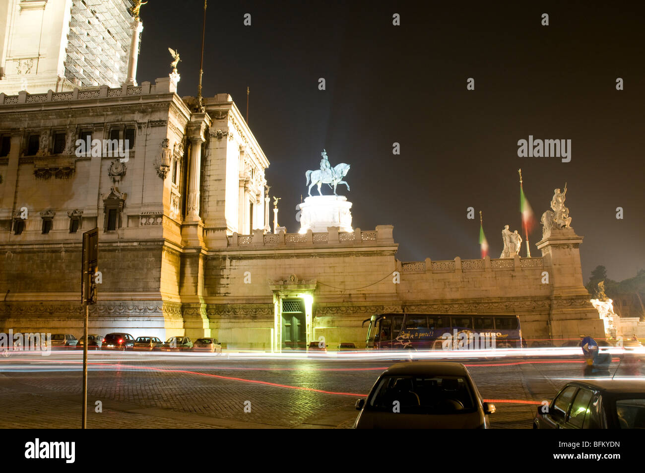 Monumento a Vittorio Emanuele II a Roma. Enorme scultura equestre di Vittorio Emanuele a cavallo Foto Stock