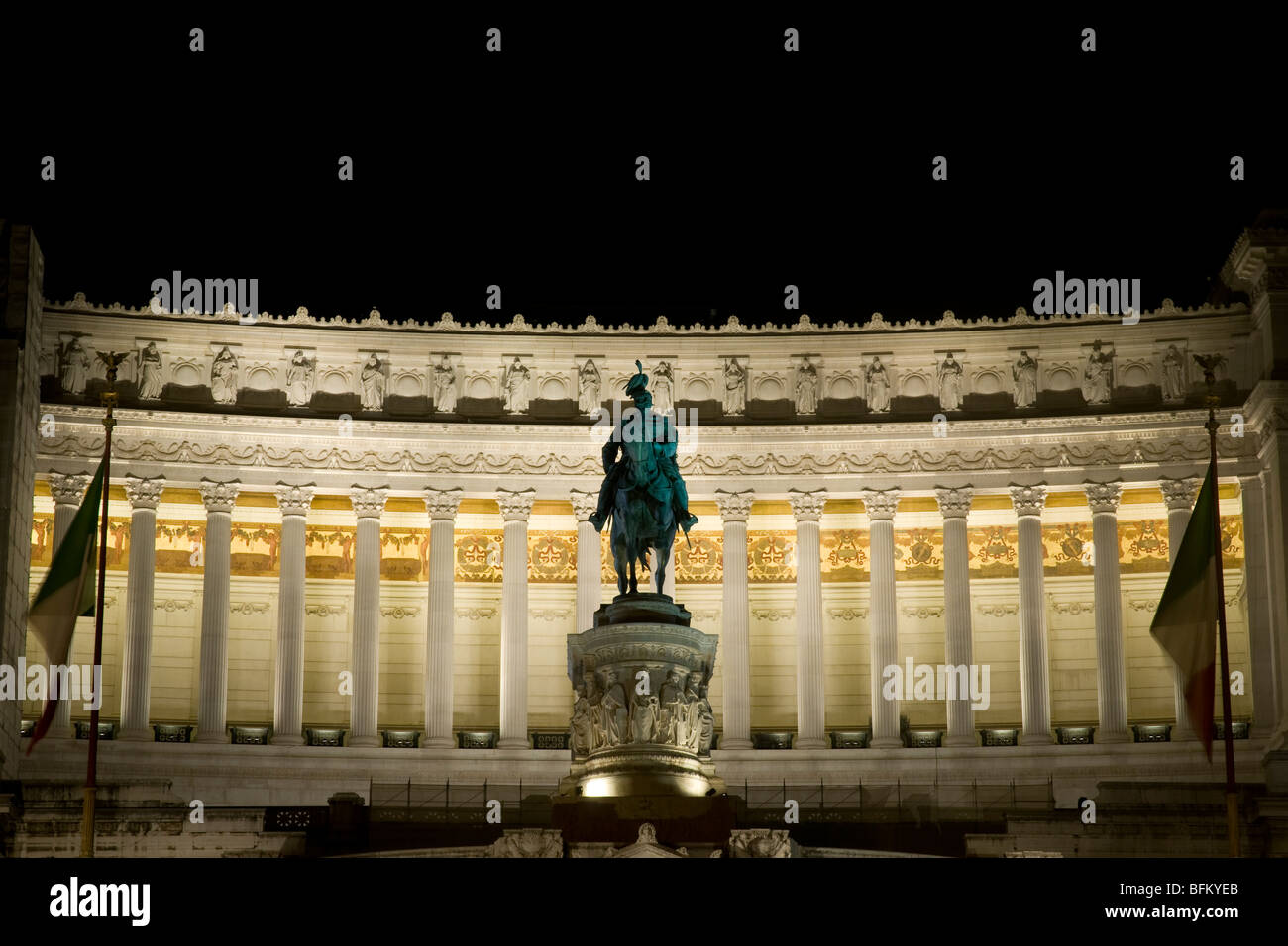 Monumento a Vittorio Emanuele II a Roma. Enorme scultura equestre di Vittorio Emanuele a cavallo Foto Stock