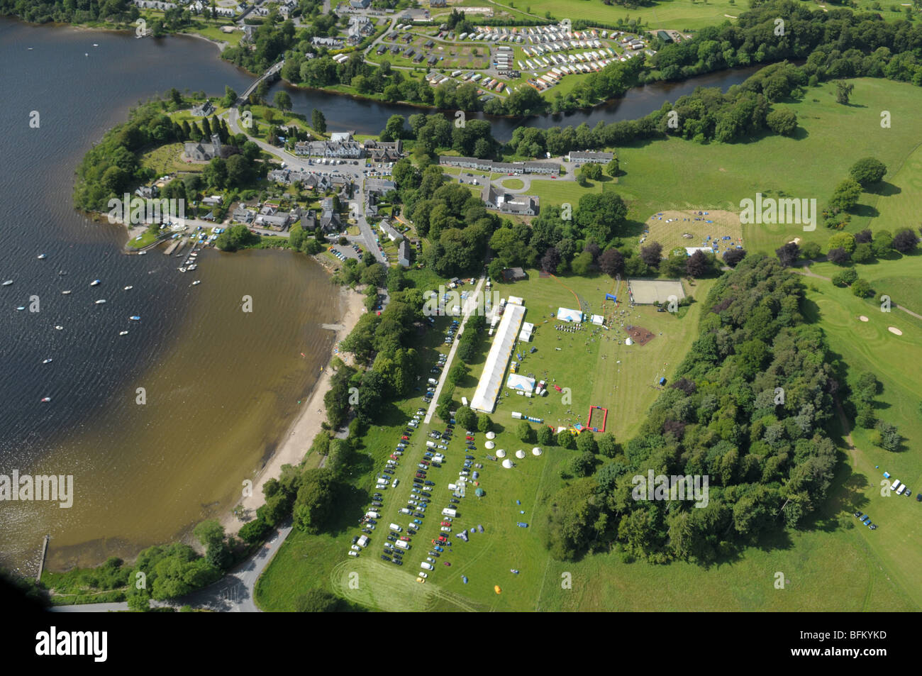 Una veduta aerea del villaggio scozzese di Kenmore sul Loch Tay Foto Stock