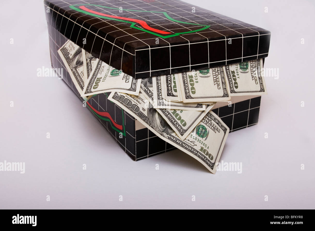 Una scatola di scarpe, traboccante di denaro Foto Stock