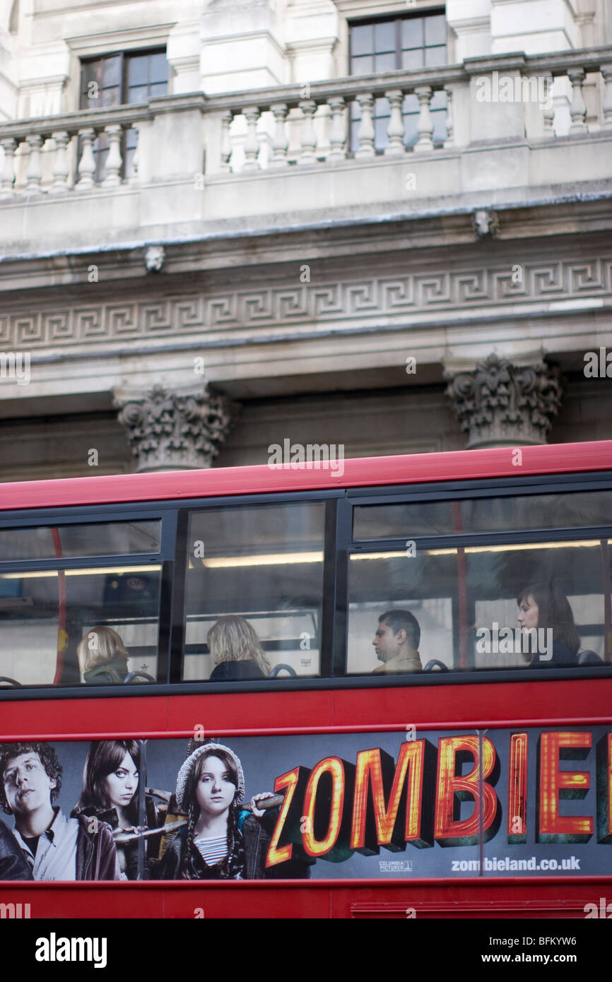 Spot Zombieland in autobus fuori dalla Bank of England, Londra Regno Unito Foto Stock