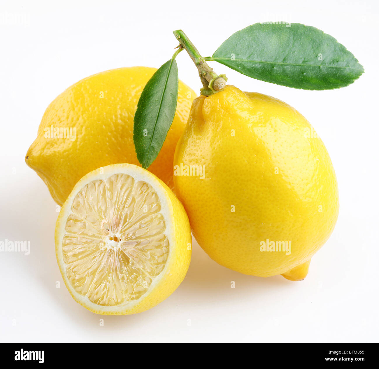 Limone con sezione su sfondo bianco Foto Stock