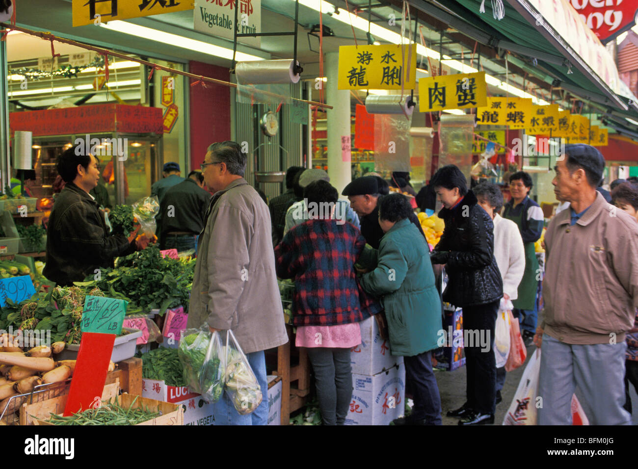 People shopping a Chinatown, Vancouver, British Columbia, Canada Foto Stock