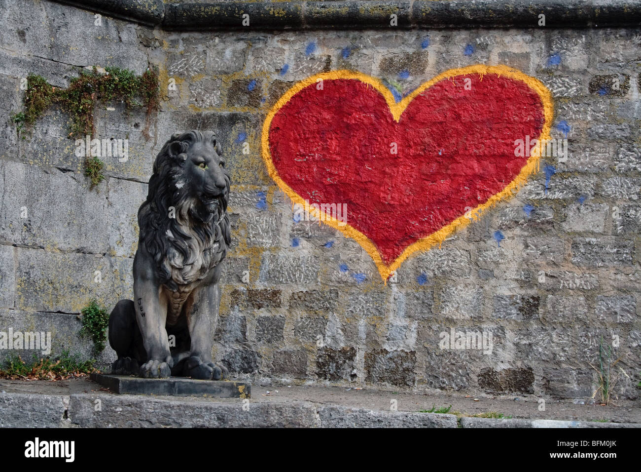 Cuore di leone - cuore rosso Graffiti e leone di pietra, Wurzberg Germania Foto Stock