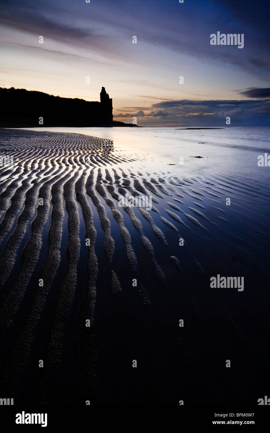 Tramonto attraverso la drammatica nuvole sopra Greenan Castle - una rovina casa-torre cinquecentesca, Alloway, Ayrshire, in Scozia Foto Stock