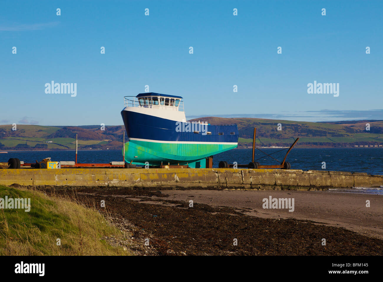 Una nuova barca da pesca costruita, dipinta di fresco, in lavorazione, si trova a Baia parrucca, Loch Ryan, Dumfries & Galloway, Scozia Foto Stock