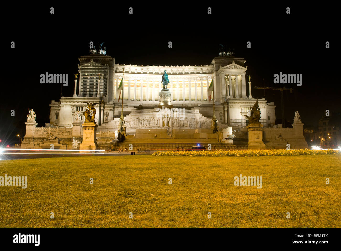 Vista del monumento a Vittorio Emanuele II di notte da Piazza Venezia.Roma Foto Stock