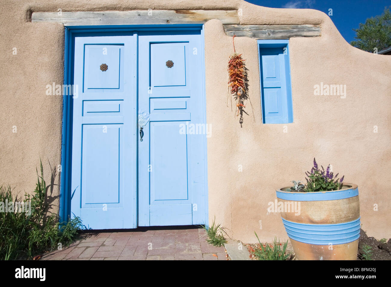 Nuovo stile messicano porta anteriore e finestra - Taos, NM. Foto Stock